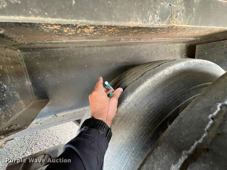 image for item IR9503 1986 Hobbs  drop deck trailer