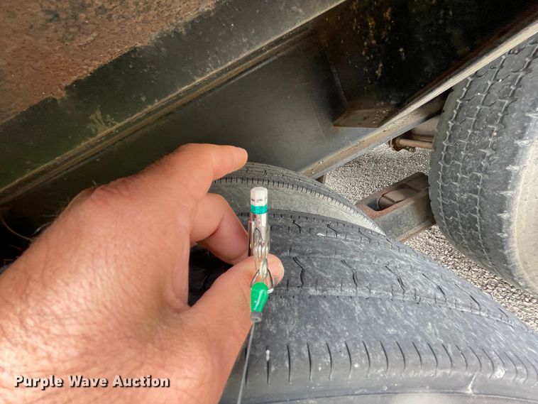 image for item IR9503 1986 Hobbs  drop deck trailer