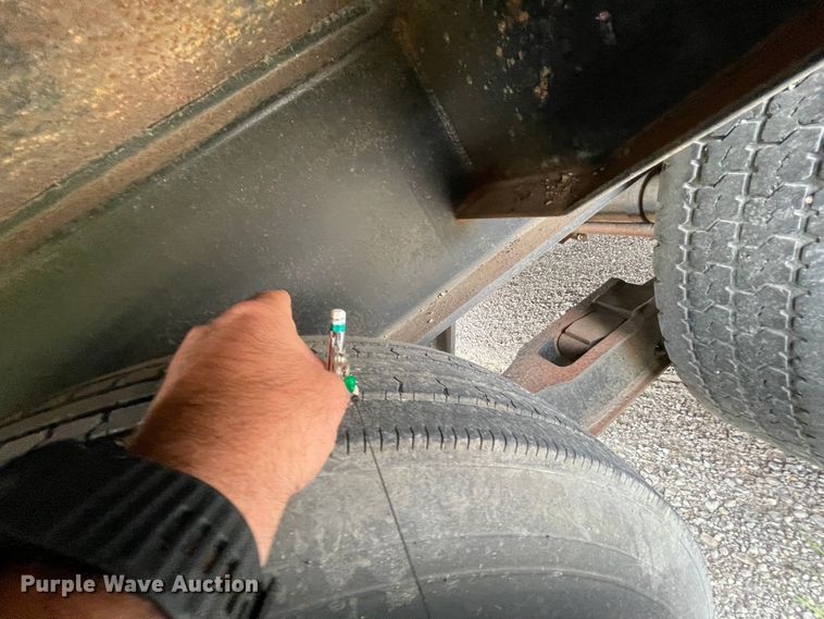 image for item IR9503 1986 Hobbs  drop deck trailer