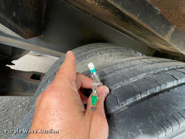 image for item IR9503 1986 Hobbs  drop deck trailer