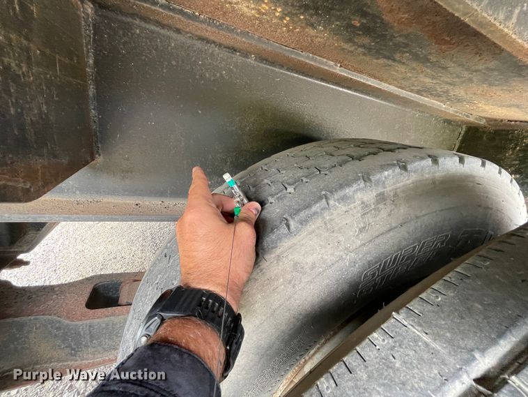 image for item IR9503 1986 Hobbs  drop deck trailer