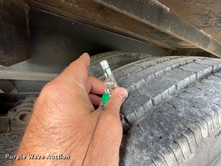 image for item IR9503 1986 Hobbs  drop deck trailer