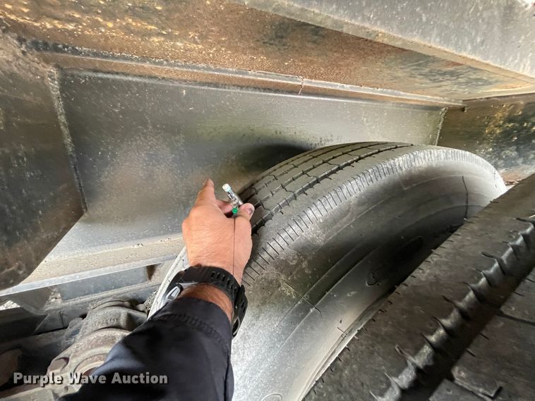 image for item IR9503 1986 Hobbs  drop deck trailer