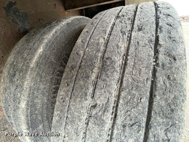 image for item IR9507 2008 Reinke  drop deck trailer