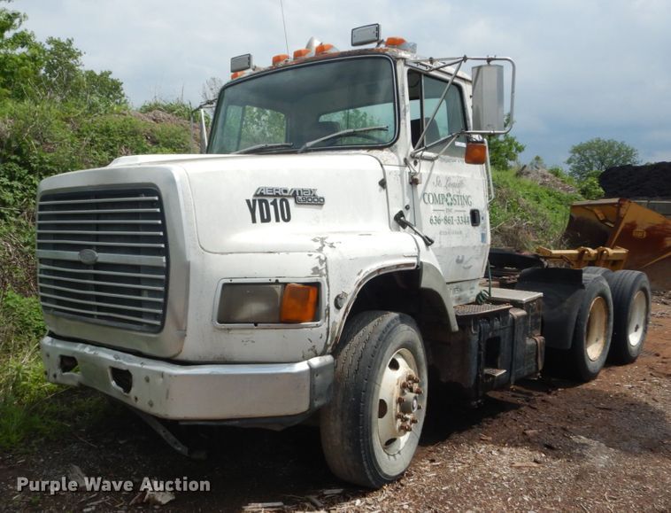 image for item IT9101 1993 Ford L9000  semi truck