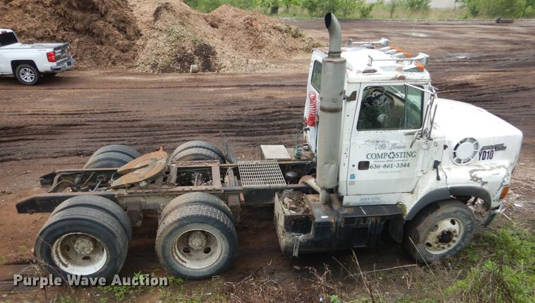 image for item IT9101 1993 Ford L9000  semi truck