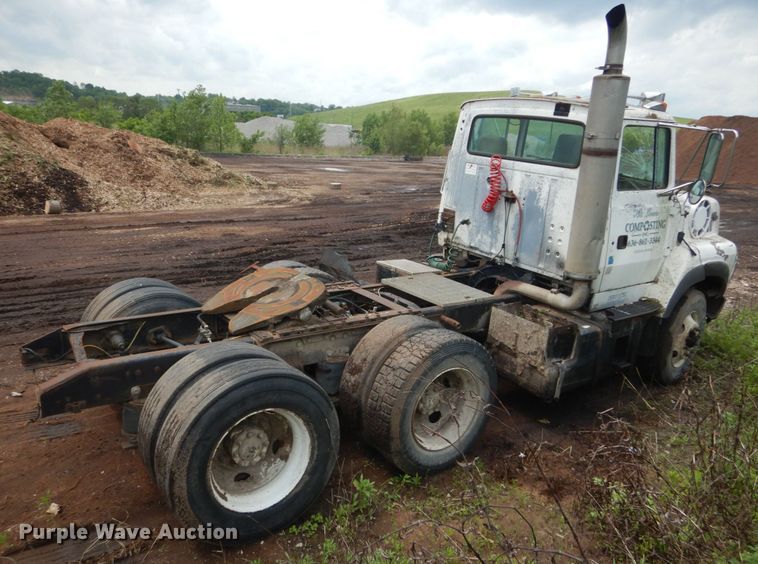 image for item IT9101 1993 Ford L9000  semi truck