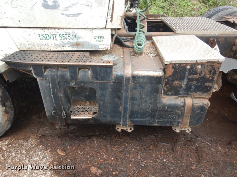 image for item IT9101 1993 Ford L9000  semi truck