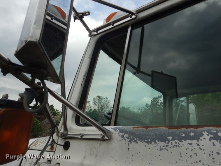 image for item IT9101 1993 Ford L9000  semi truck