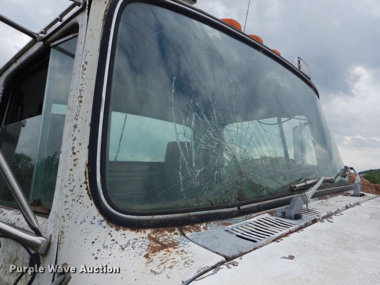 image for item IT9101 1993 Ford L9000  semi truck