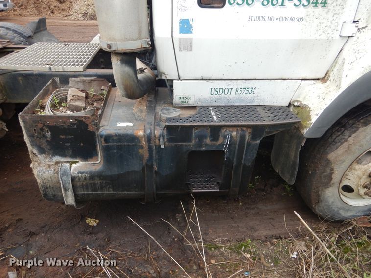 image for item IT9101 1993 Ford L9000  semi truck