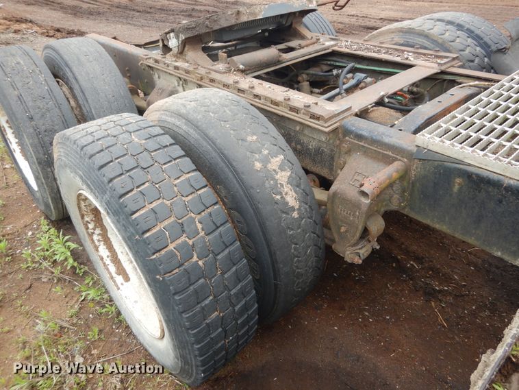 image for item IT9101 1993 Ford L9000  semi truck