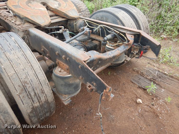 image for item IT9101 1993 Ford L9000  semi truck