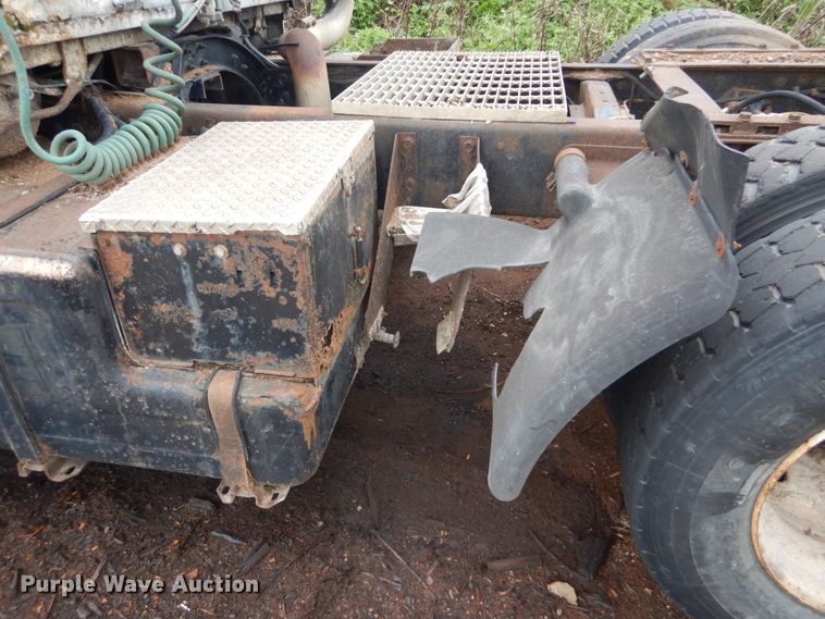 image for item IT9101 1993 Ford L9000  semi truck