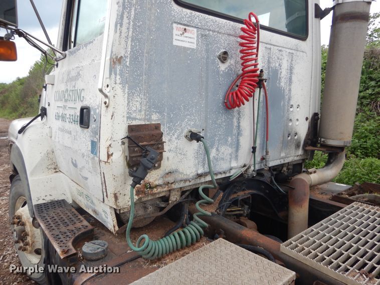 image for item IT9101 1993 Ford L9000  semi truck