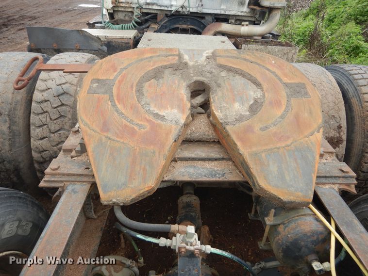 image for item IT9101 1993 Ford L9000  semi truck