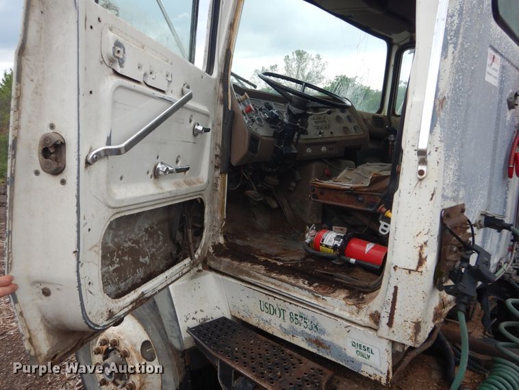 image for item IT9101 1993 Ford L9000  semi truck