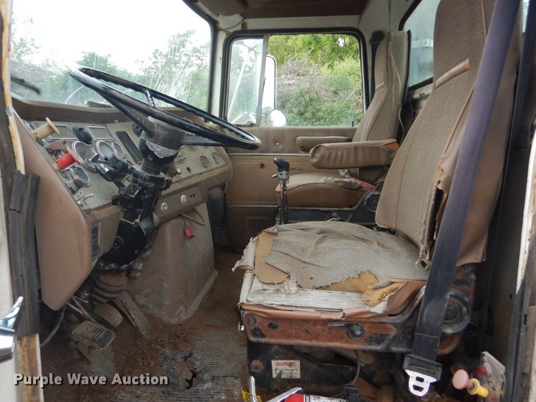 image for item IT9101 1993 Ford L9000  semi truck