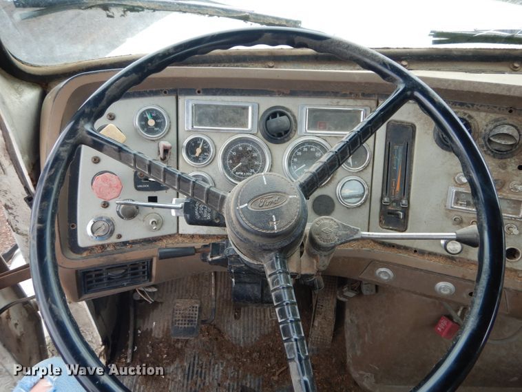 image for item IT9101 1993 Ford L9000  semi truck