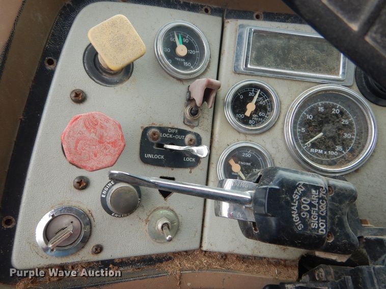 image for item IT9101 1993 Ford L9000  semi truck