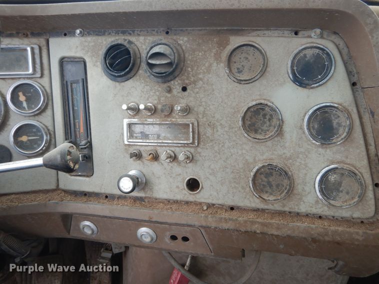 image for item IT9101 1993 Ford L9000  semi truck