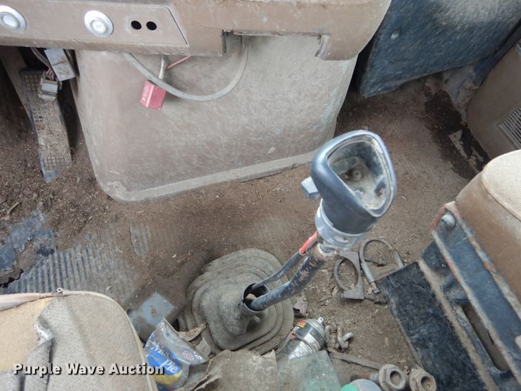 image for item IT9101 1993 Ford L9000  semi truck