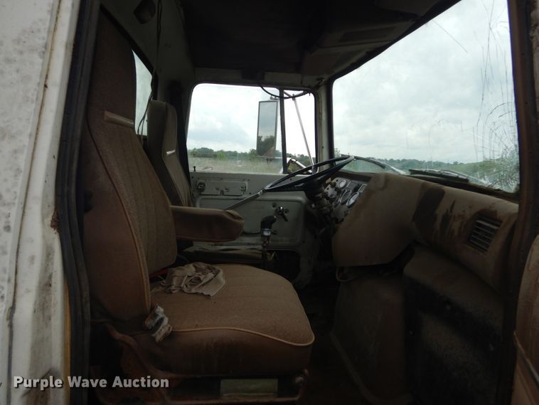 image for item IT9101 1993 Ford L9000  semi truck