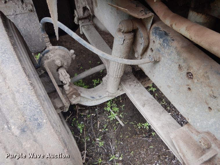 image for item IT9101 1993 Ford L9000  semi truck