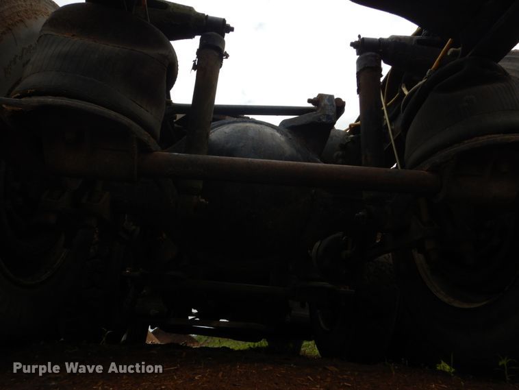 image for item IT9101 1993 Ford L9000  semi truck