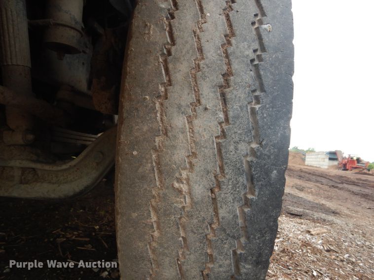 image for item IT9101 1993 Ford L9000  semi truck