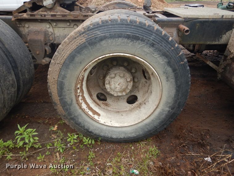 image for item IT9101 1993 Ford L9000  semi truck