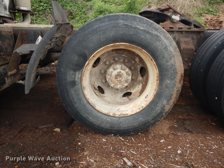 image for item IT9101 1993 Ford L9000  semi truck