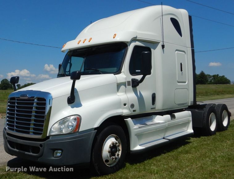 image for item IT9168 2012 Freightliner Cascadia 125  semi truck