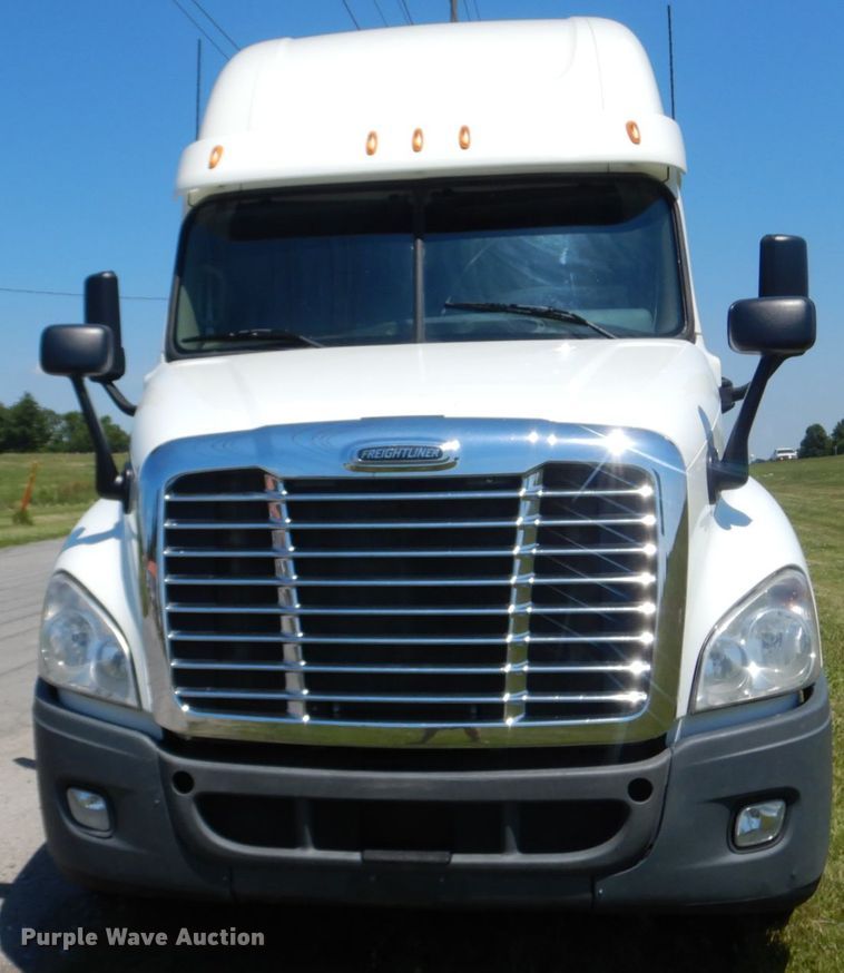 image for item IT9168 2012 Freightliner Cascadia 125  semi truck