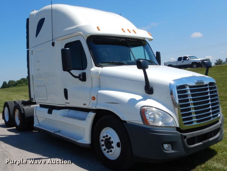 image for item IT9168 2012 Freightliner Cascadia 125  semi truck