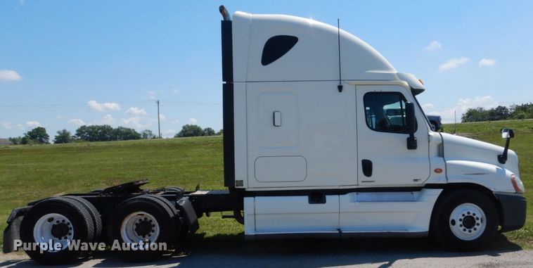 image for item IT9168 2012 Freightliner Cascadia 125  semi truck