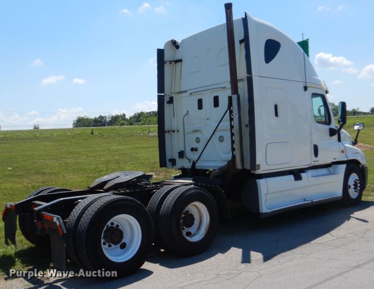 image for item IT9168 2012 Freightliner Cascadia 125  semi truck