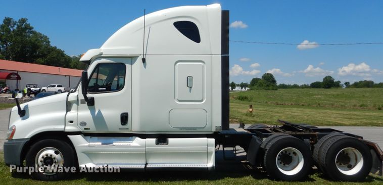 image for item IT9168 2012 Freightliner Cascadia 125  semi truck