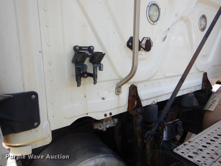 image for item IT9168 2012 Freightliner Cascadia 125  semi truck