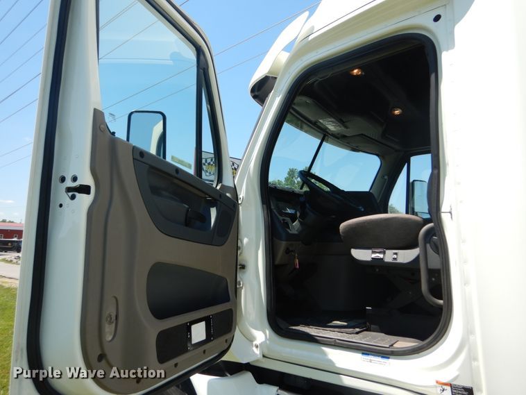 image for item IT9168 2012 Freightliner Cascadia 125  semi truck