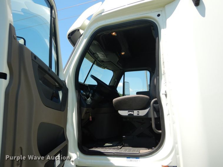 image for item IT9168 2012 Freightliner Cascadia 125  semi truck