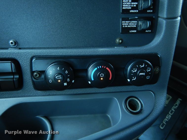 image for item IT9168 2012 Freightliner Cascadia 125  semi truck