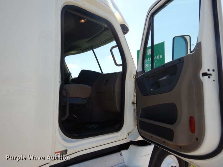 image for item IT9168 2012 Freightliner Cascadia 125  semi truck