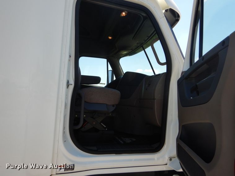 image for item IT9168 2012 Freightliner Cascadia 125  semi truck