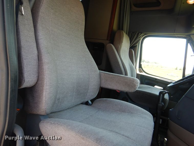 image for item IT9168 2012 Freightliner Cascadia 125  semi truck