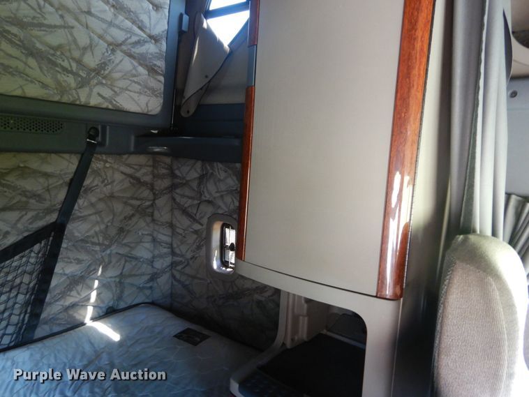 image for item IT9168 2012 Freightliner Cascadia 125  semi truck