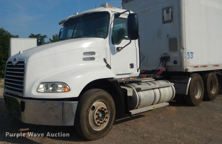 image for item IT9176 2006 Mack CXN613  semi truck