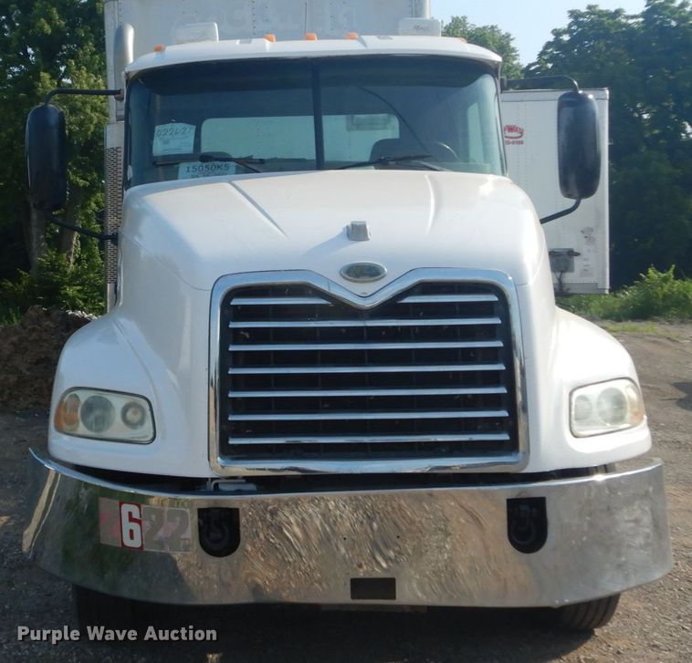 image for item IT9176 2006 Mack CXN613  semi truck