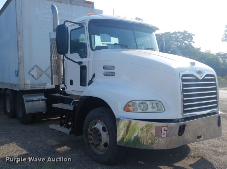 image for item IT9176 2006 Mack CXN613  semi truck