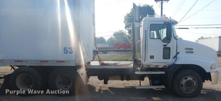 image for item IT9176 2006 Mack CXN613  semi truck